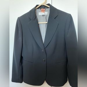 Women’s Tahari pantsuit size 4P